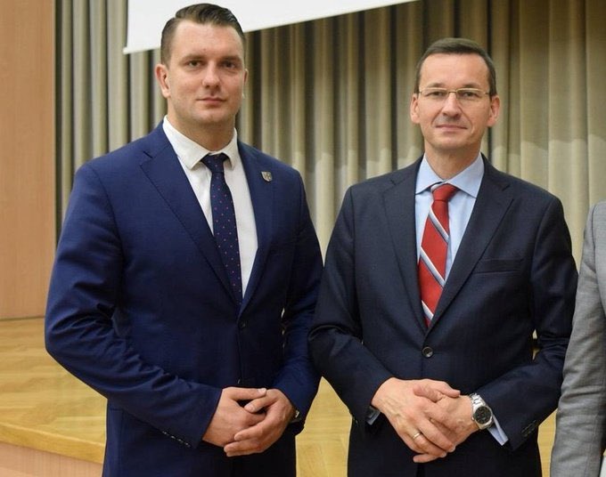 JanMencwel's tweet photo. Uwaga, zwolennicy PiSu! wyraźcie swoją opinię, nikogo nie zbanuję!

Wyjaśnijcie mi, jak to jest, że w rządzie waszej partii jest facet, o którym od tygodnia wiadomo, że chciał naciągać chore dzieciaki na pseudo-leczenie. I nic. Jak wy to sobie tłumaczycie? Pytam poważnie. 
#Mejza https://t.co/yzwSsI9BfS