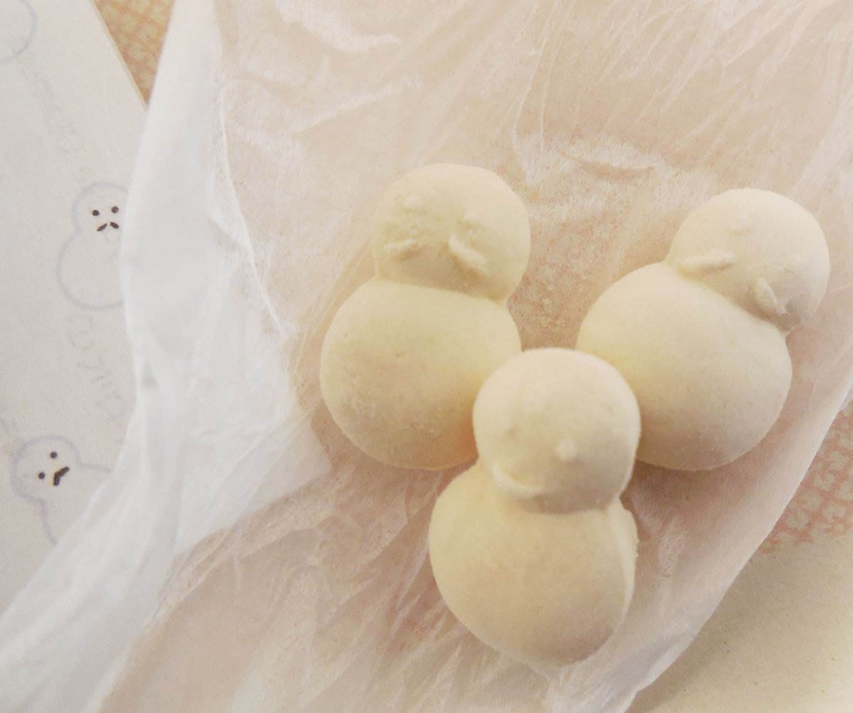 ModernSiyo's tweet photo. オンラインストアにHappy New Yearパッケージの雪だるま和三盆を掲載しました。ご来店お待ち申し上げます。よろしければお年始の可愛いご挨拶にm(_ _)m #京かえら #和三盆 #お年賀 #年始の挨拶 #newyeargreetings #snowmangift #雪だるま https://t.co/eE2N1uZnQt https://t.co/rjJTZuWXUM