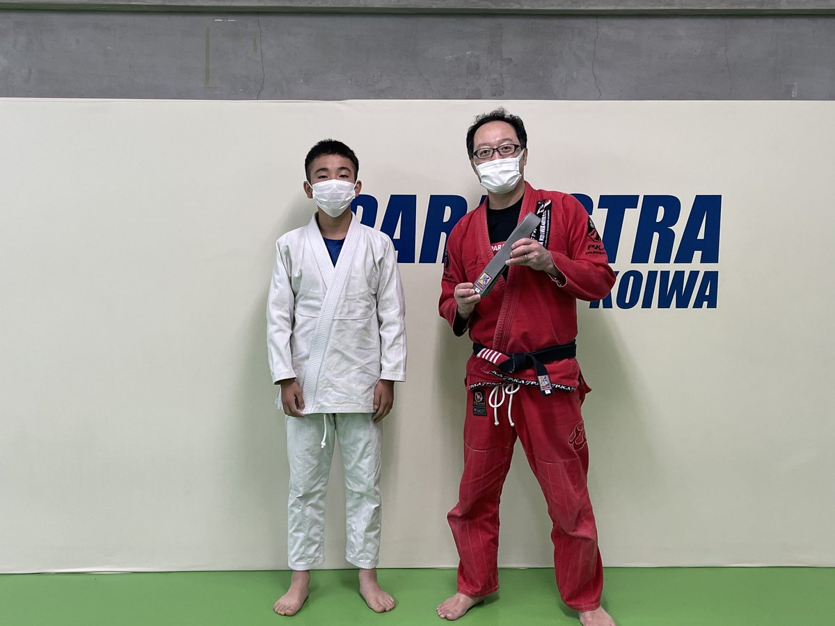Ouchi_K's tweet photo. 昨日のパラエストラ小岩・キッズ柔術クラスにて、前日のNEXUS GAMESで優勝したジュダイの腰に灰帯を巻きました。

ジュダイは今年4月に入会しキャリアは半年程ですが、元々シュートボクシングをやっていて基礎体力があり、ほぼ皆勤賞で練習に来て実力を上げました。

ジュダイ、灰帯昇格おめでとう！ https://t.co/iqMwa5DP6O