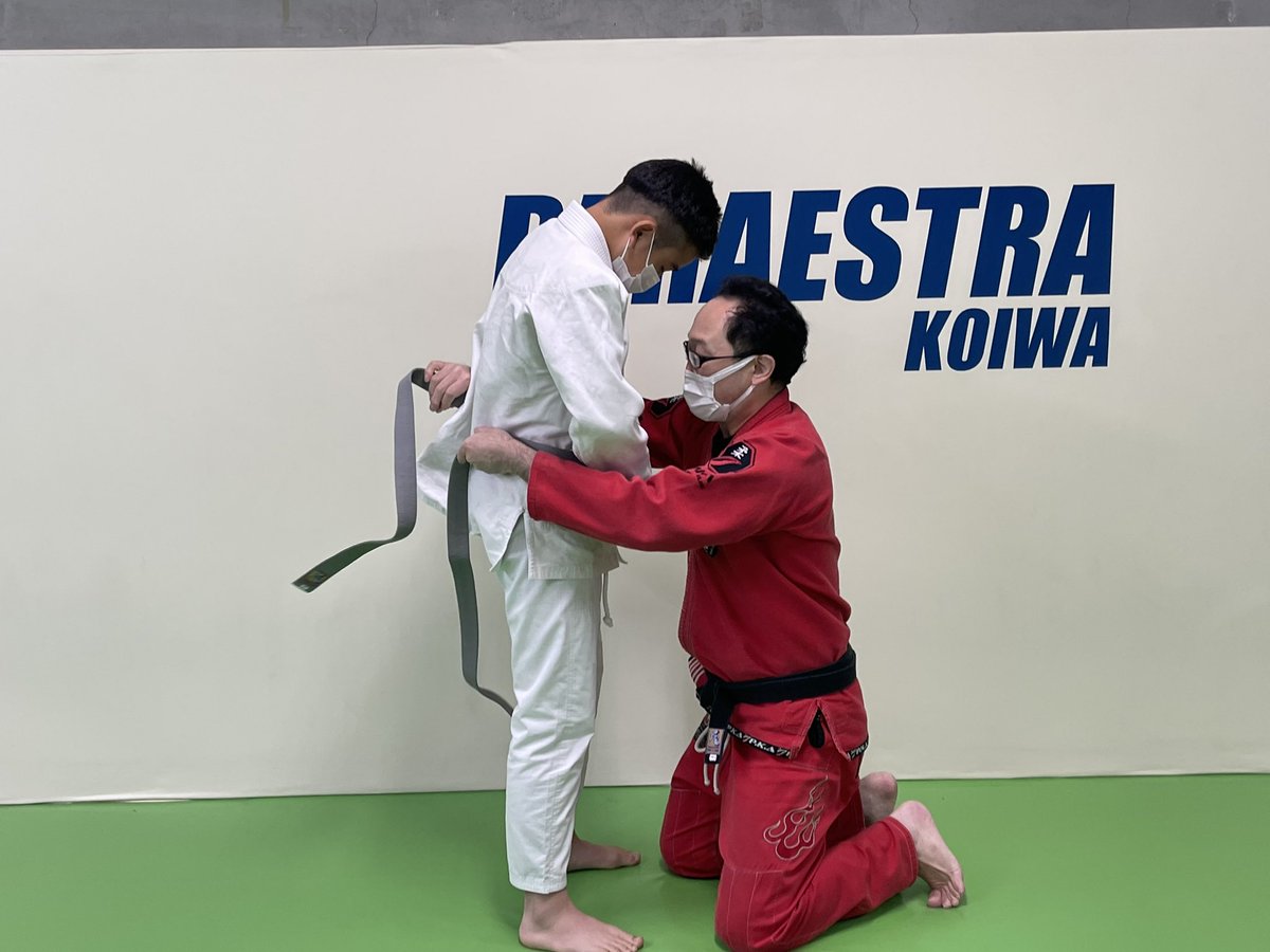 Ouchi_K's tweet photo. 昨日のパラエストラ小岩・キッズ柔術クラスにて、前日のNEXUS GAMESで優勝したジュダイの腰に灰帯を巻きました。

ジュダイは今年4月に入会しキャリアは半年程ですが、元々シュートボクシングをやっていて基礎体力があり、ほぼ皆勤賞で練習に来て実力を上げました。

ジュダイ、灰帯昇格おめでとう！ https://t.co/iqMwa5DP6O