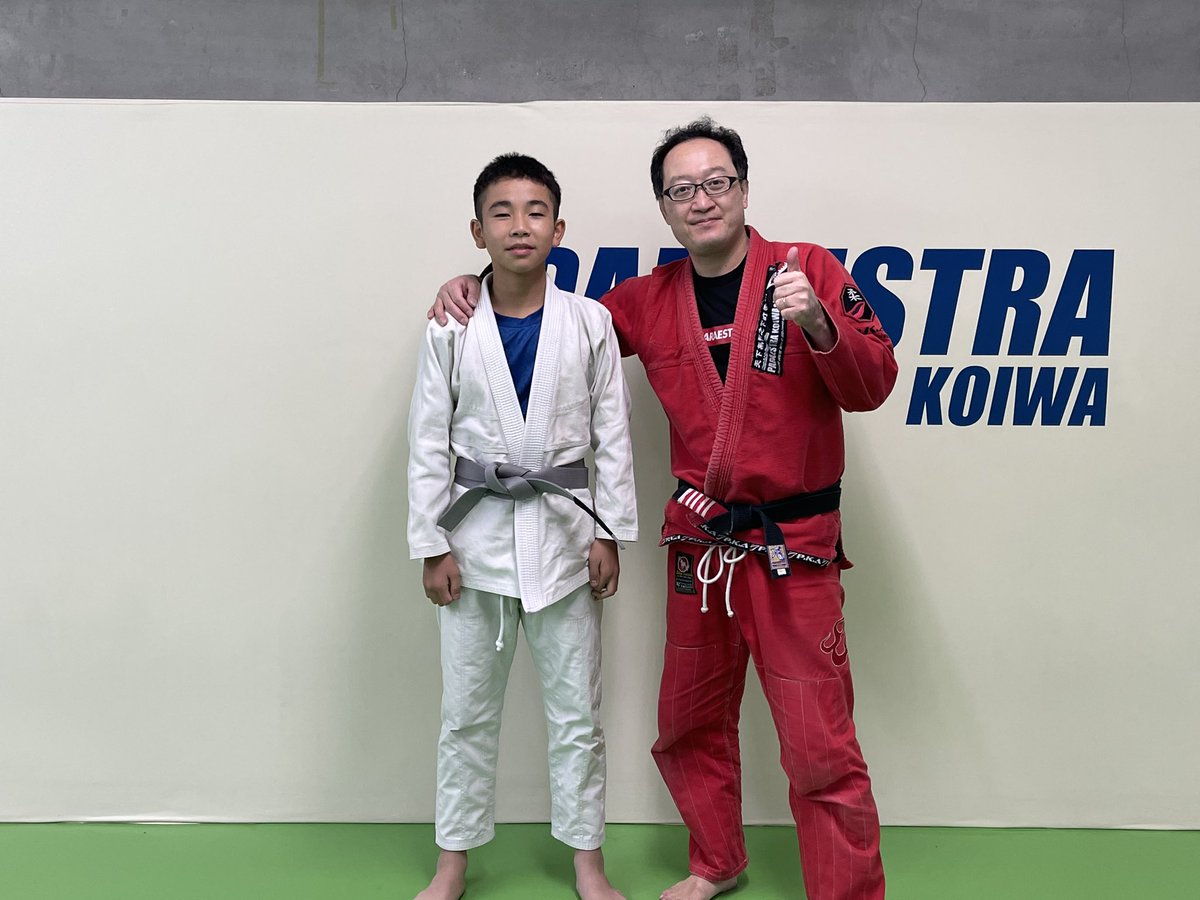 Ouchi_K's tweet photo. 昨日のパラエストラ小岩・キッズ柔術クラスにて、前日のNEXUS GAMESで優勝したジュダイの腰に灰帯を巻きました。

ジュダイは今年4月に入会しキャリアは半年程ですが、元々シュートボクシングをやっていて基礎体力があり、ほぼ皆勤賞で練習に来て実力を上げました。

ジュダイ、灰帯昇格おめでとう！ https://t.co/iqMwa5DP6O
