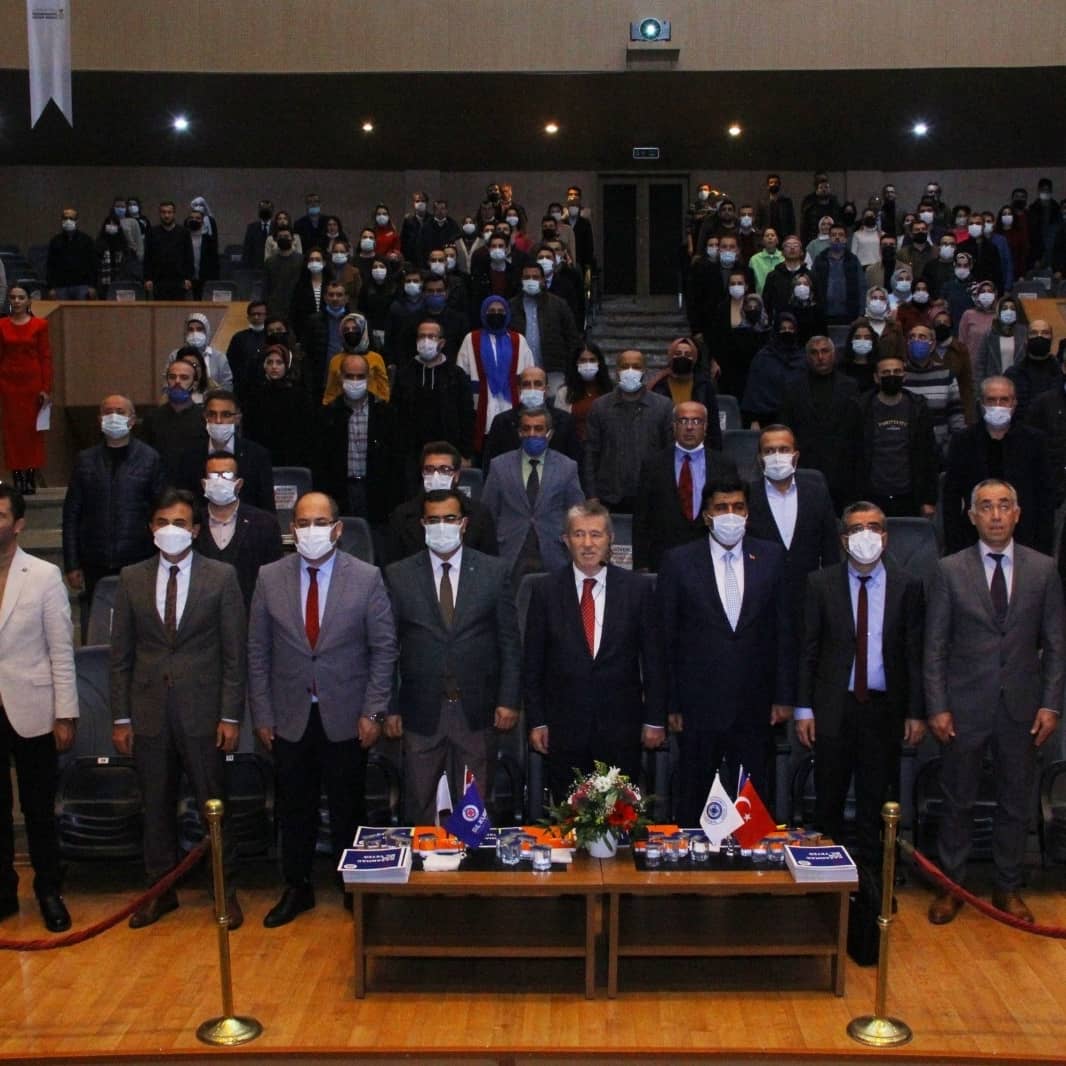 bilkursmaras's tweet photo. İstanbul Aydın Üniversitesi Öğretim Üyesi ve Cumhurbaşkanlığı Eğitim ve Öğretim Politikaları Üyesi Sayın Prof. Dr. Ömer ÖZYILMAZ tarafından Kahramanmaraş’ta eğitimcilere “Dünyada Gelişen Yeni Okul, Öğrenme Ve Öğretmen Anlayışı” konulu konferans verildi.

#bilkurs #iaukampus #iau https://t.co/JCCazZhyPi