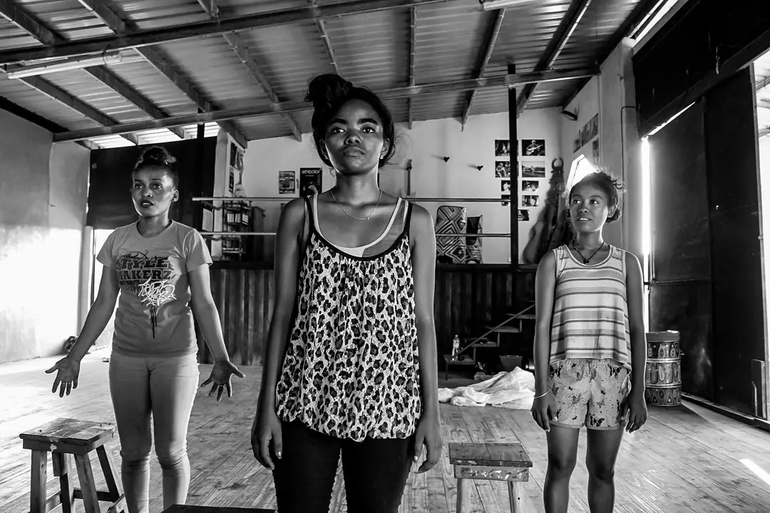SlamCaylah's tweet photo. Directrice artistique d'Ampela
Dans le cadre du projet d'un Sud à l'autre 

#Aftuléar #vakokart #slampoetry #spokenword #slamothérapie #slamtrotteuse #Tuléar #Madagascar #Malagasy🇲🇬 https://t.co/GxKk65sWcZ
