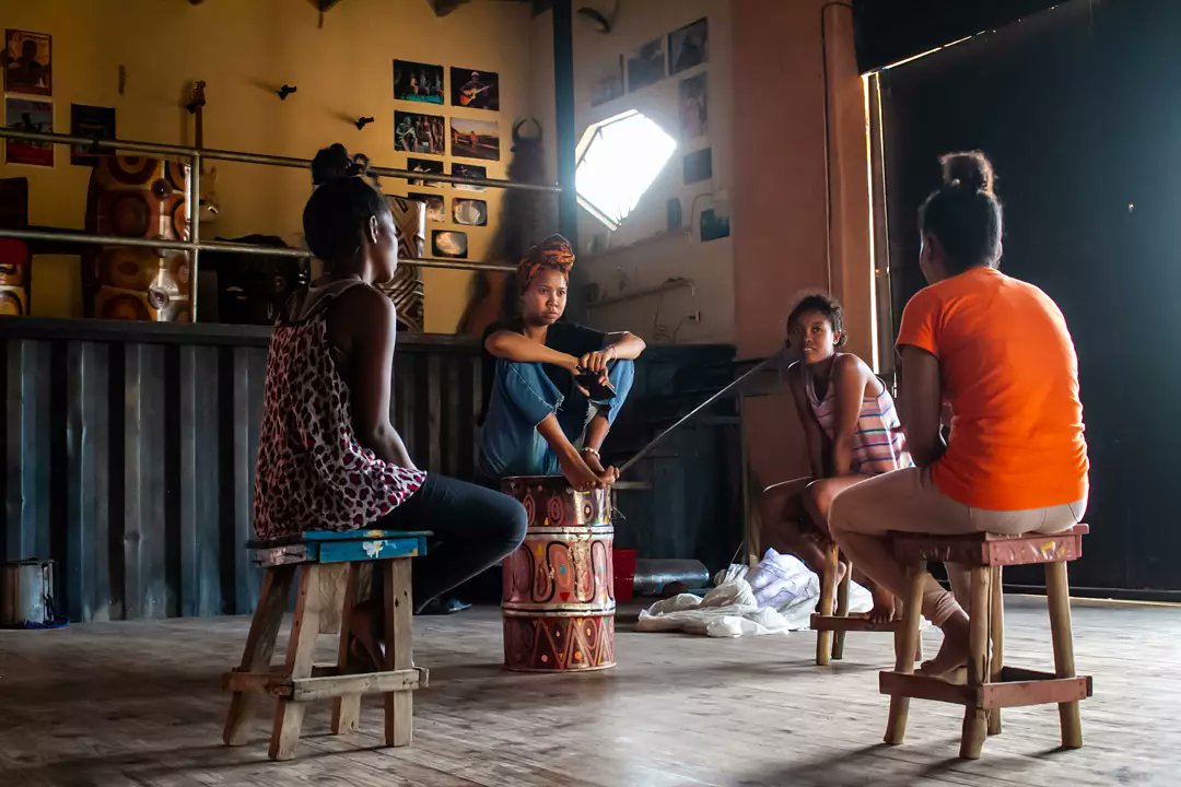 SlamCaylah's tweet photo. Directrice artistique d'Ampela
Dans le cadre du projet d'un Sud à l'autre 

#Aftuléar #vakokart #slampoetry #spokenword #slamothérapie #slamtrotteuse #Tuléar #Madagascar #Malagasy🇲🇬 https://t.co/GxKk65sWcZ