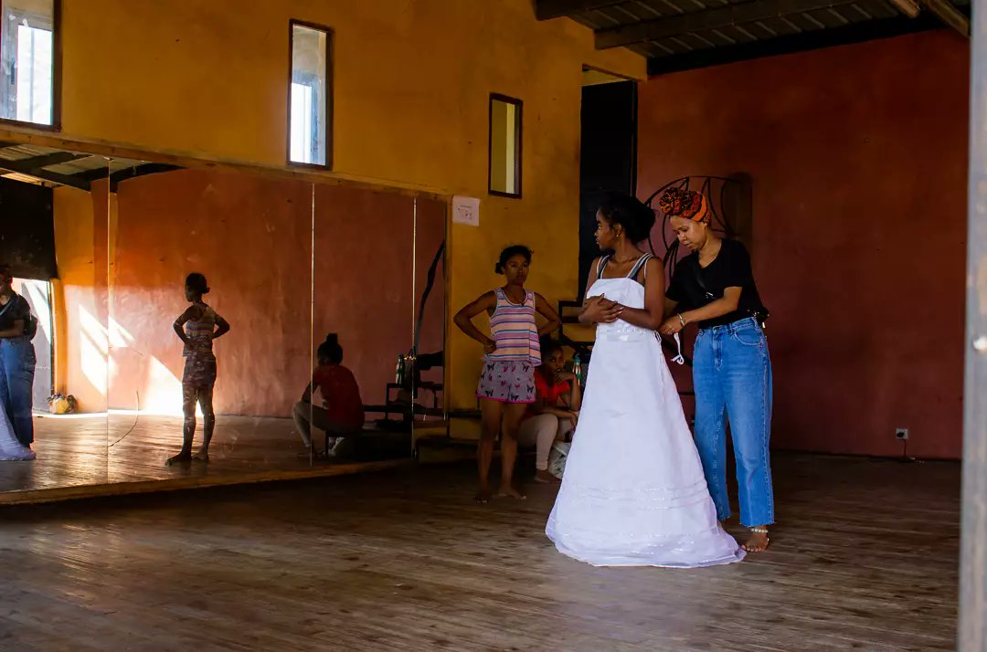 SlamCaylah's tweet photo. Directrice artistique d'Ampela
Dans le cadre du projet d'un Sud à l'autre 

#Aftuléar #vakokart #slampoetry #spokenword #slamothérapie #slamtrotteuse #Tuléar #Madagascar #Malagasy🇲🇬 https://t.co/GxKk65sWcZ