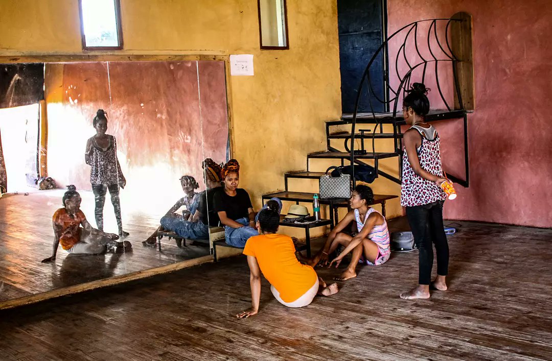 SlamCaylah's tweet photo. Directrice artistique d'Ampela
Dans le cadre du projet d'un Sud à l'autre 

#Aftuléar #vakokart #slampoetry #spokenword #slamothérapie #slamtrotteuse #Tuléar #Madagascar #Malagasy🇲🇬 https://t.co/GxKk65sWcZ