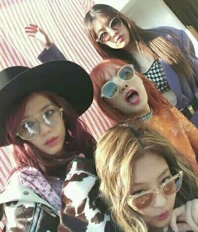 lisasuprmcy's tweet photo. first time seeing these ot4 pictures😭 @blackpink https://t.co/8X4iAd1WlA
