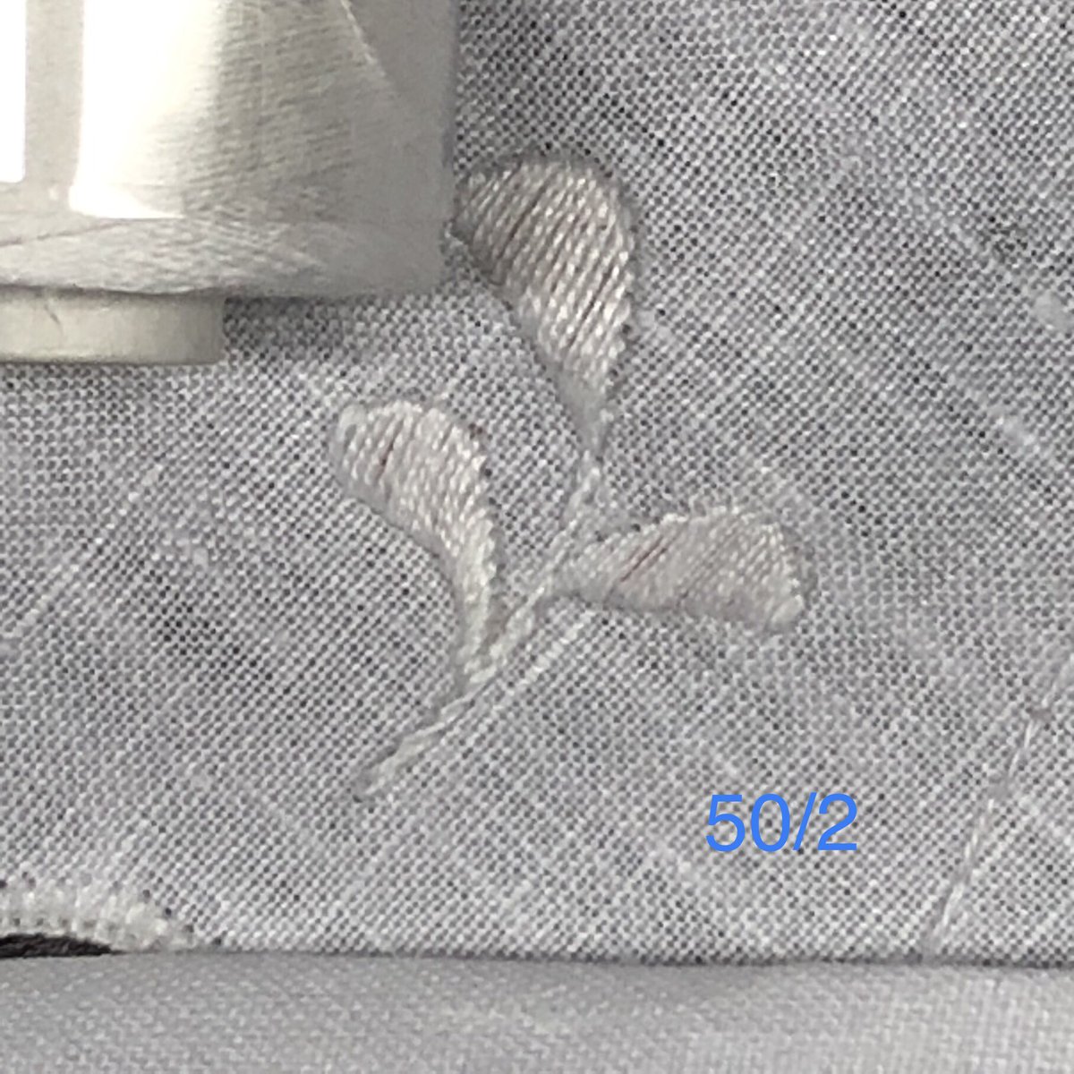shiroitolife's tweet photo. 本日はBOCKENのお勉強でした。
40/2、50/2、50/3の刺しくらべ。
40/2は、少しだけ太いので刺しやすい。
50/2は、キレイに刺せれば華奢で美しい。
50/3は、素朴感が出せる。
私の技量では
茎は50/2で華奢っぽく、
葉を50/3で刺すとサテンステッチの隙間がいい感じになりそう🥰
#BOCKEN
#ボッケン https://t.co/9Bb6S2YAFY