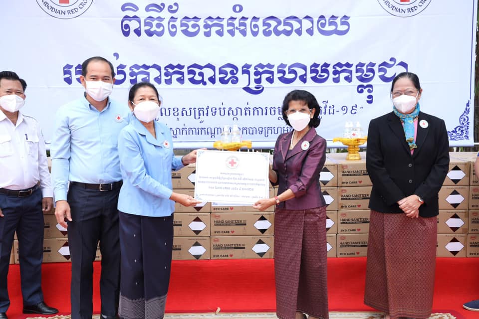 Cambodian_RC's tweet photo. We donated #hangel 1,000 boxes (20,000 bottles) to #PhnompenhRC Branch &amp; 8 #referralhospital as for joint action with the #government in preventing the widespread of #COVID19.
We adhere to health measure of #MoH &amp; #keymessage of Cambodia's PM #3DONT #3DO.
https://t.co/fCg0wyYW5m https://t.co/dm5TqTgUGX