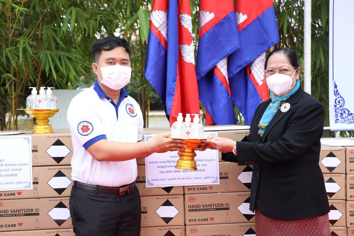 Cambodian_RC's tweet photo. We donated #hangel 1,000 boxes (20,000 bottles) to #PhnompenhRC Branch &amp; 8 #referralhospital as for joint action with the #government in preventing the widespread of #COVID19.
We adhere to health measure of #MoH &amp; #keymessage of Cambodia's PM #3DONT #3DO.
https://t.co/fCg0wyYW5m https://t.co/dm5TqTgUGX