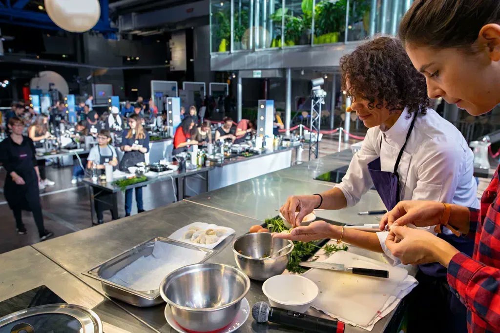 citedessciences's tweet photo. #OrchestreCulinaire 👨‍🍳 Ce week-end, participez à un atelier de #cuisine géant à la @citedessciences ! #FoodMob

Samedi 4 décembre à 16h, cuisinez un délicieux #Okonomiyaki avec la cheffe de renom #ChloéCharles 🧅🍎

Les inscriptions, c'est par ici 👉 https://t.co/kqck6SXVJt https://t.co/JWEY5SBzEk