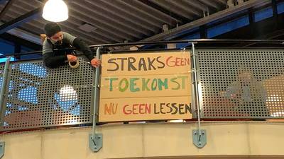 dgnijmegen's tweet photo. Leerlingen Dominicus houden sit-in: ‘Jullie spelen met onze toekomst’ https://t.co/UXpLGPT099 https://t.co/aAiImBS1hv