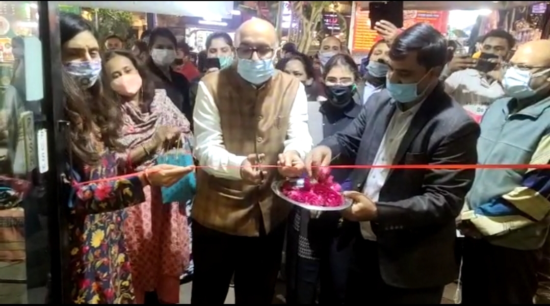 MCD_Delhi's tweet photo. #SwachhSurvekshan2022 
SDMC South Zone with Why Waste Wednesdays launches Project Vikalp to reduce SUP-Borrow a Bag in Green Park Mkt get cloth bag agnst deposit &amp; get full refund on return in other mkts too.@LtGovDelhi  @MoHUA_India @Secretary_MoHUA @GyaneshBharti1 @DrRMakhija https://t.co/vKdFT3AmKU