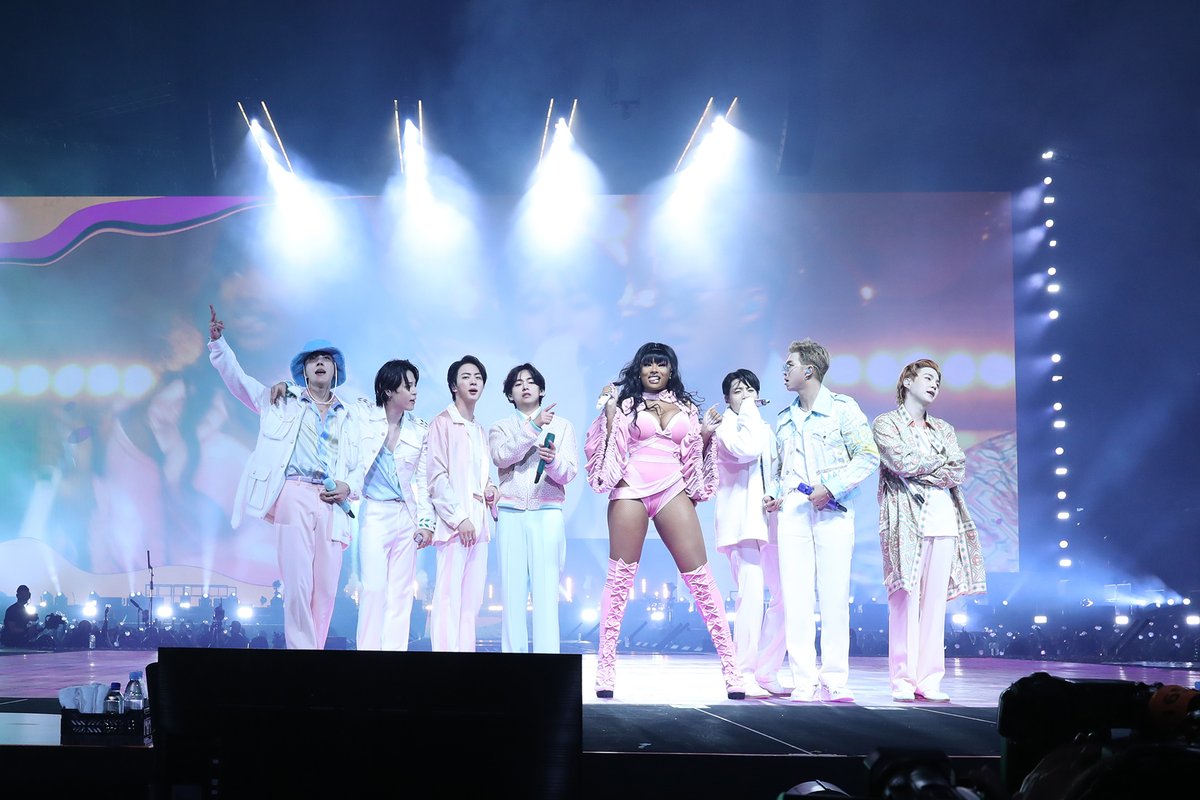 BandwagonAsia's tweet photo. "It's your hot girl coach and BTS!" BTS and Megan Thee Stallion finally got to perform their 'Butter' remix at PERMISSION TO DANCE ON STAGE in LA – watch
https://t.co/dv6BDee0VT #BTS #BTSARMY #PTD_ON_STAGE_LA #Stage_For_ARMY #withAmazingMegan #BTSSoFiStadium #BUTTERTHEEREMIX https://t.co/9MaR9YQm40