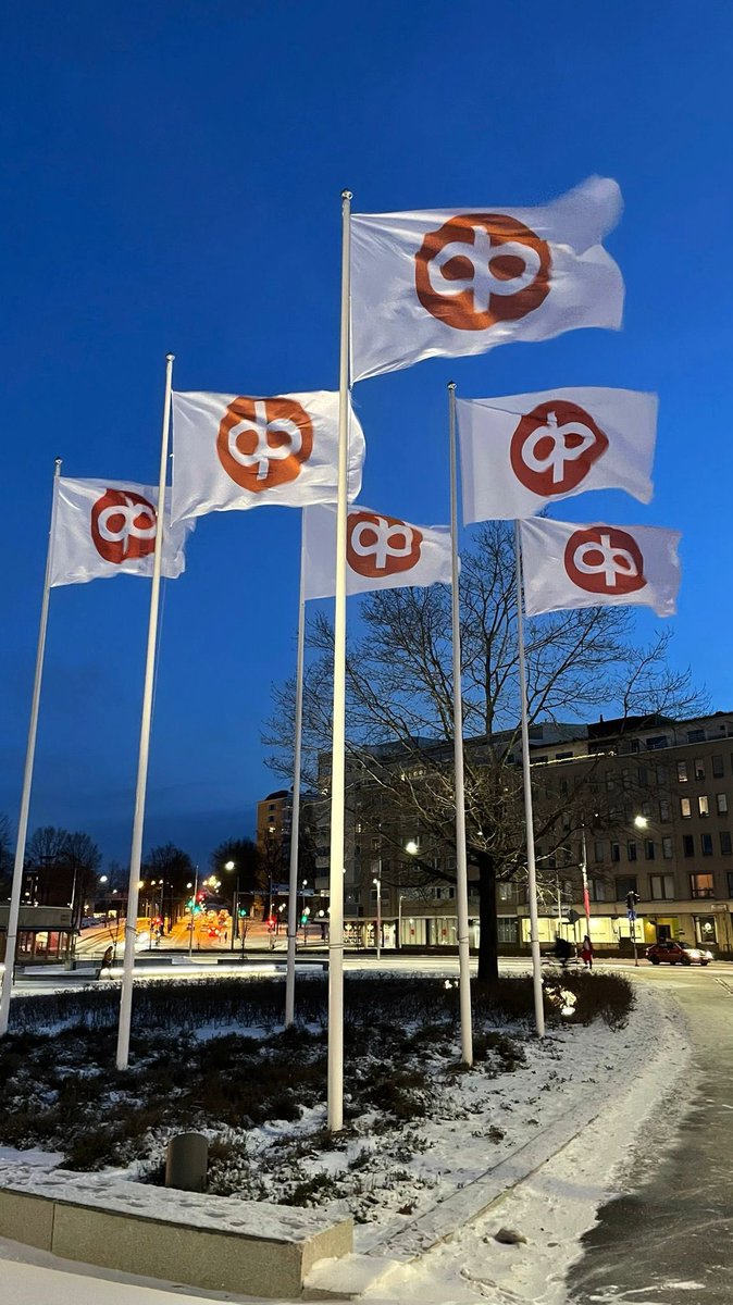 Tänään OP Päijät-Hämeen vaaleilla valittu edustajisto aloittaa nelivuotisen toimikautensa. Sen kunniaksi liput liehuvat Lahden vanhan linja-autoaseman kupeessa!