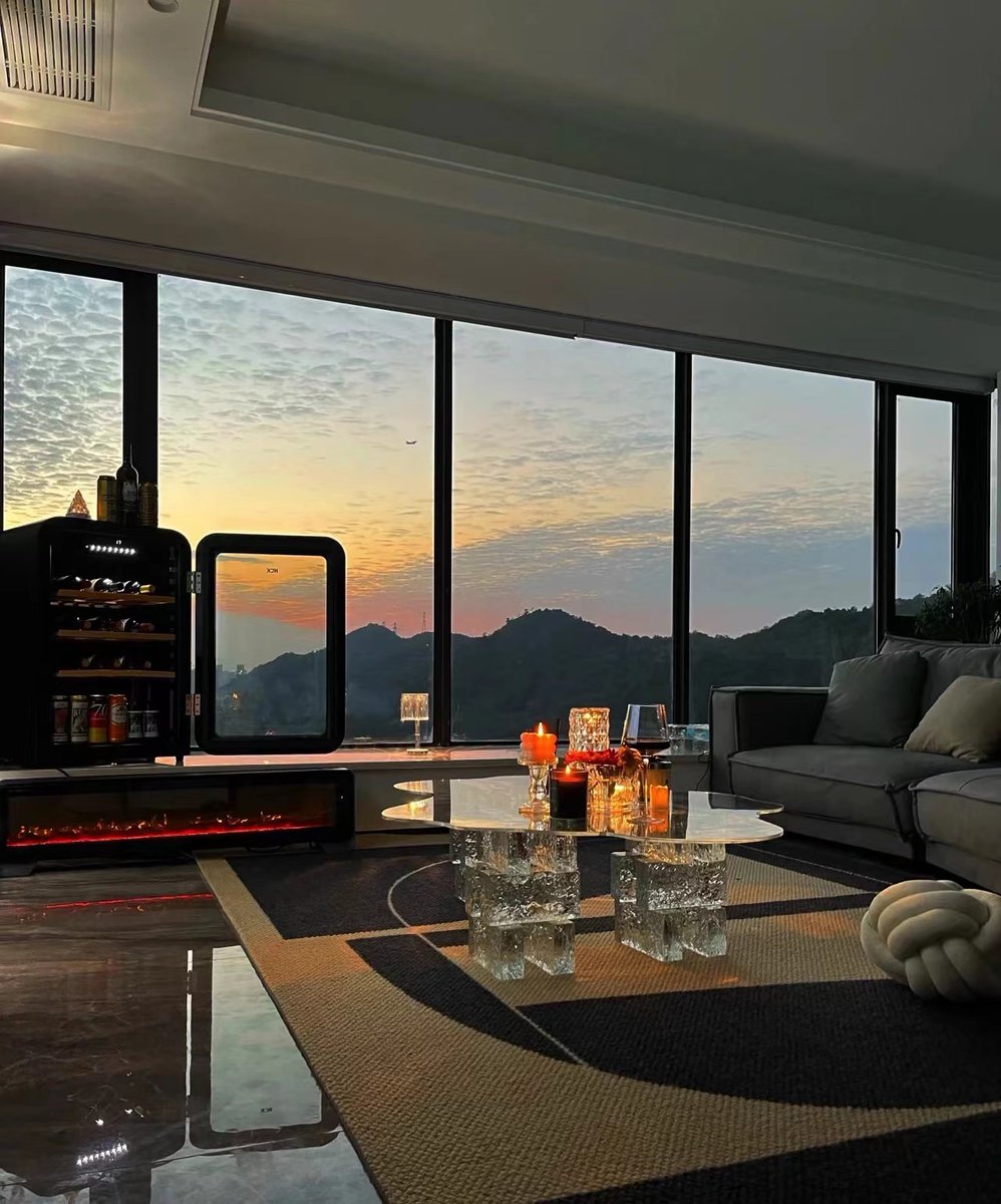 Chthy42100599's tweet image. Slightly drunken joy in the living room🥂