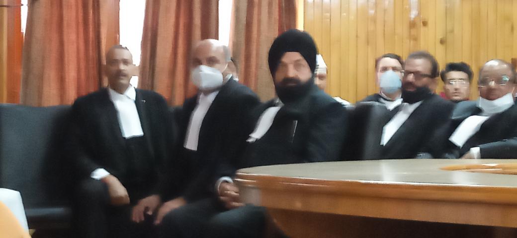 Ramkailash123's tweet photo. नैनीताल हाईकोर्ट बार एसोसिएशन के सभागार में अधिवक्ता जनों को वर्त्तमान संविधान और सनातन संविधान के विषय में जानकारी देते हुये गोवर्धन पीठाधीश्वर श्रीमद्जगद्गुरू शंकराचार्य स्वामी श्री निश्चलानन्द सरस्वतीजी महाराज, https://t.co/o2HnwFJfCo