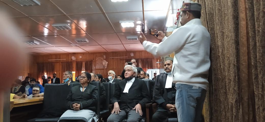 Ramkailash123's tweet photo. नैनीताल हाईकोर्ट बार एसोसिएशन के सभागार में अधिवक्ता जनों को वर्त्तमान संविधान और सनातन संविधान के विषय में जानकारी देते हुये गोवर्धन पीठाधीश्वर श्रीमद्जगद्गुरू शंकराचार्य स्वामी श्री निश्चलानन्द सरस्वतीजी महाराज, https://t.co/o2HnwFJfCo