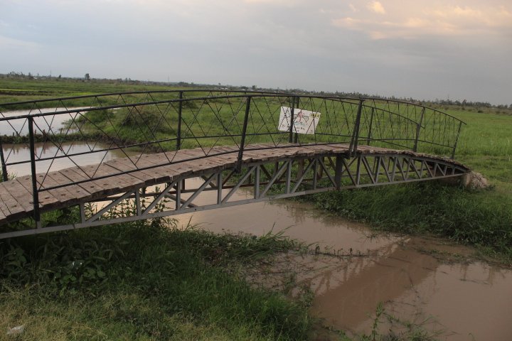 Ywamucii's tweet photo. The audacity 😳
@AnyangNyongo 
@KisumuCountyKE 
@EACCKenya 
We need word on this missing bridge in Kano East ward.
#TheMissingBridge https://t.co/yzFY5AGica