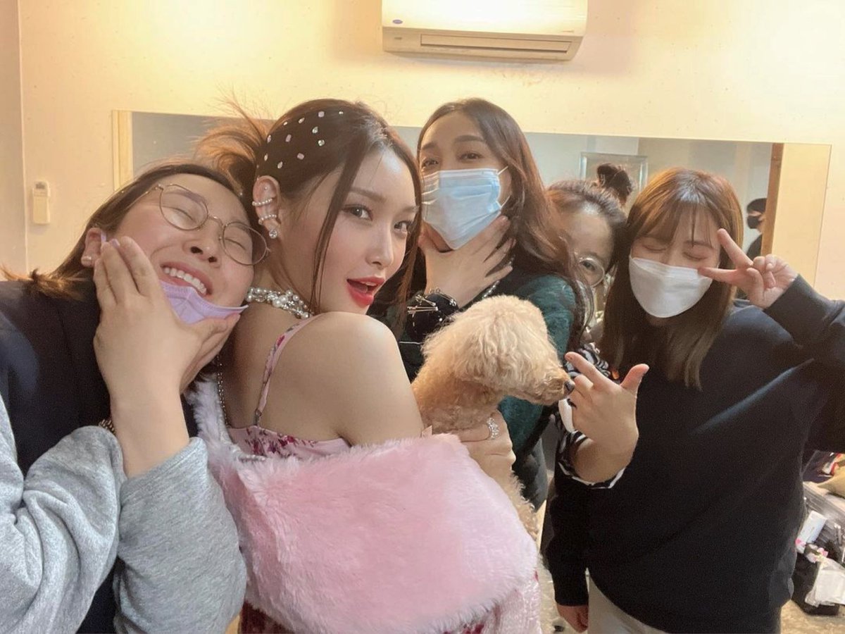 alcochung's tweet photo. ㅤ
⠀⠀⠀    ீnew⸗upːda੮esᦸ
ㅤㅤ⌗🔮๑alcochuꪀgঌ .⃗ mükemmel ekibimden bahsetmiştim değil mi? çekimleri bana bu kadar hafif kılan ve üzerimdeki yükü alan bu ekibe bir teşekkürü borç biliyorum. sizin için güzel bir sürprizim olacak. 😆❤️
⠀⠀⠀ ⠀dæilɣːblogᮬ✨nov30ᰍ
ㅤ https://t.co/oEXNGmQzQb