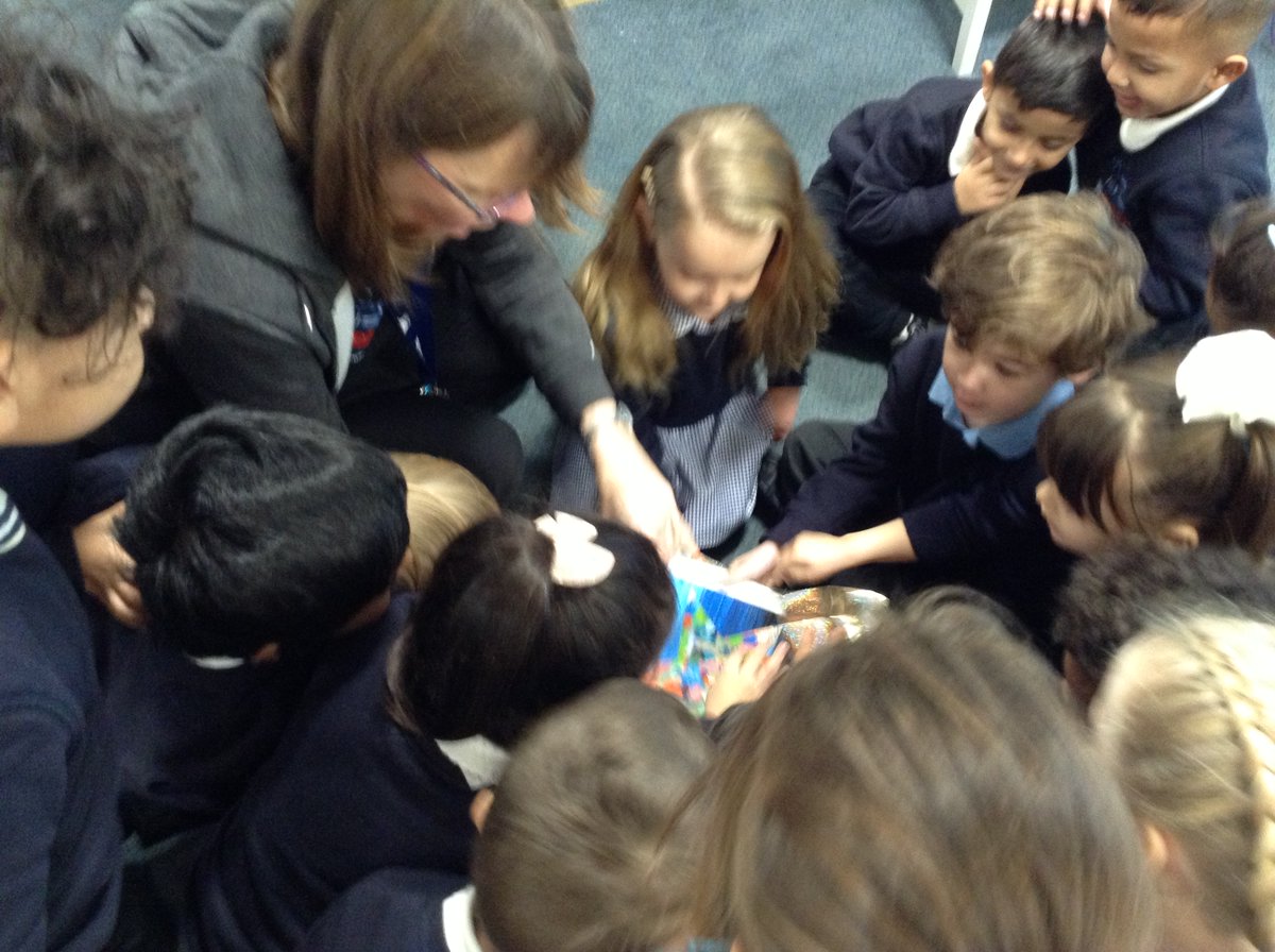 HexthorpePri's tweet photo. Sun Chariot were excited to find a surprise gift had been left in their class on Monday morning. They couldn't wait to read the story  'Draw Me a Star' by Eric Carle, our key author in FS2. #Welovereading #DrawMeAStar #Surprisedelivery #WeAreAstrea #EricCarle @astreaacademies https://t.co/RSQi9YcLd3