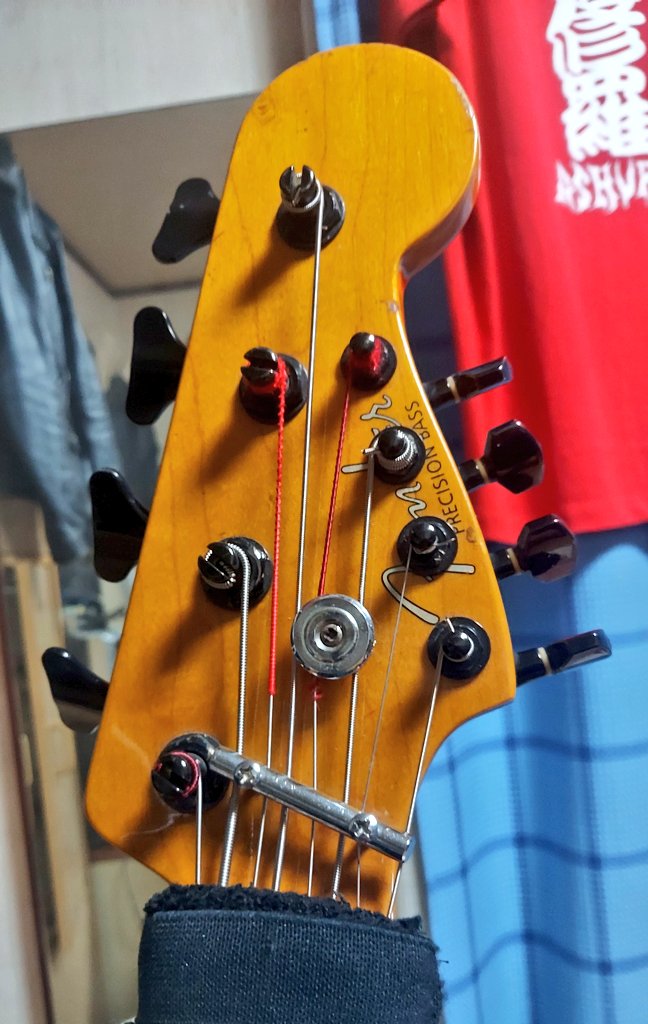 kyoushow_ashura's tweet photo. うーん。
俺のベースって変なベースだね。
おつかれ世界。
うぇーい✋👹
#8弦ベース
#8stringbass
#ヘッドが変 https://t.co/vhiDEFEiQv