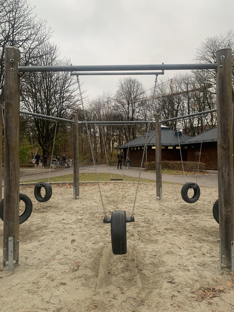أراجيح أطفال في حديقة عامة بميونخ / ألمانيا. فكرة بسيطة، صديقة للبيئة ولا تكلف الكثير. <a href="/M_Municipality/">بلدية مسقط</a> 🌿💌