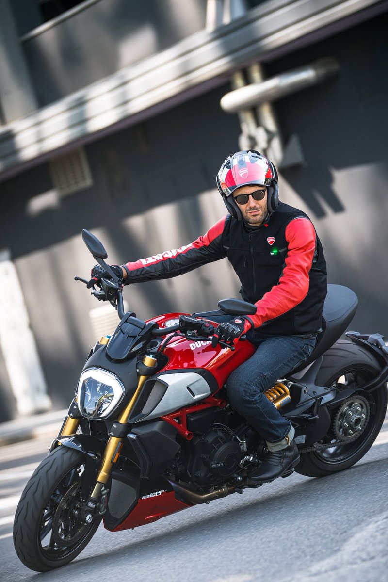 ducatiesp's tweet photo. Ducati te ofrece el máximo en seguridad pasiva con un revolucionario chaleco con tecnología de airbag D-air® de Dainese. Tecnología utilizada en MotoGP y la prenda más avanzada.
Encuentra información completa en:
https://t.co/GJ6YaJQsxn #ducatismartjacket #ducatiapparel #travel https://t.co/efMx86w9Ni