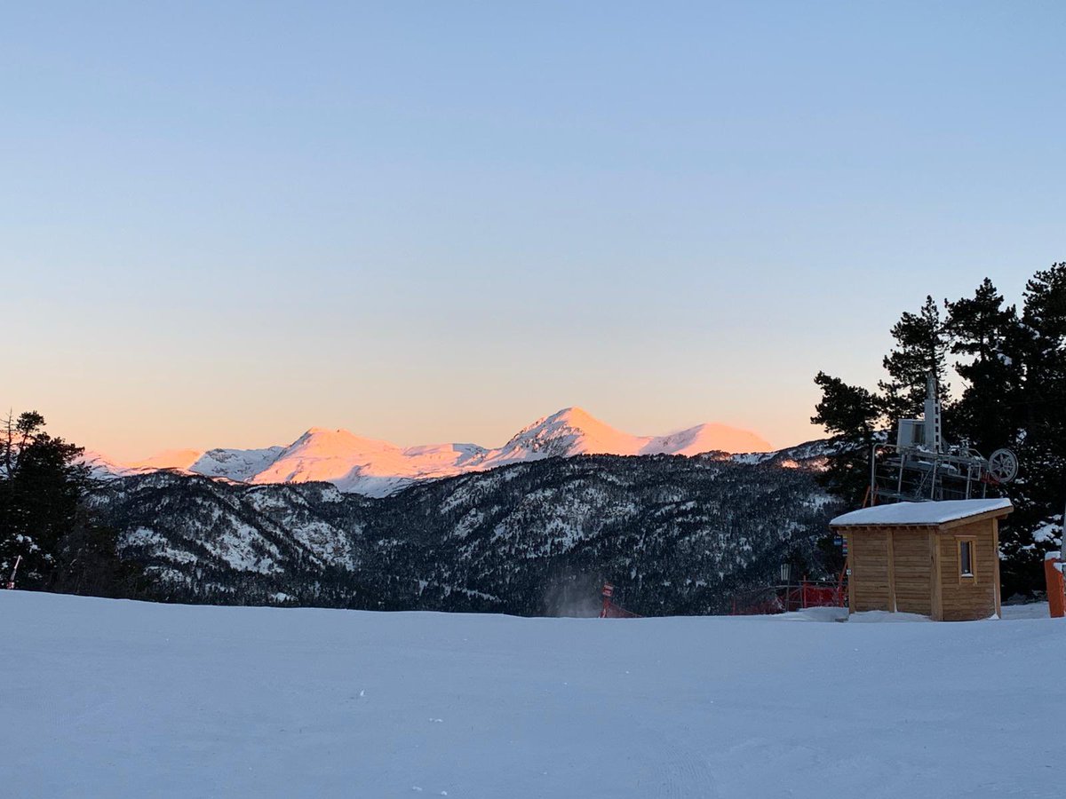 Vue sur les #Perics , emblèmes des #Pyrenees #Catalanes depuis la station de <a href="/FontRomeuP2000/">FontRomeuPyr2000</a> 🏔.
La sérénité pour débuter la journée! 😍
<a href="/Meteo_Pyrenees/">Météo Pyrénées</a> <a href="/CambreAze/">Cambre d'Aze Station</a> <a href="/lachainemeteo/">La Chaîne Météo</a>