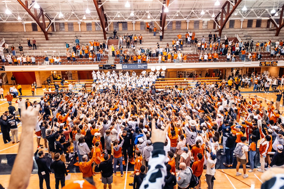 CoachBeard's tweet image. Darty @ the Tower✅
Game@Gregory Gym✅
THANK YOU TEXAS STUDENTS 
Let’s do it again Friday 6pm @ Erwin Center 
#UniteTheFamily 🤘🏽