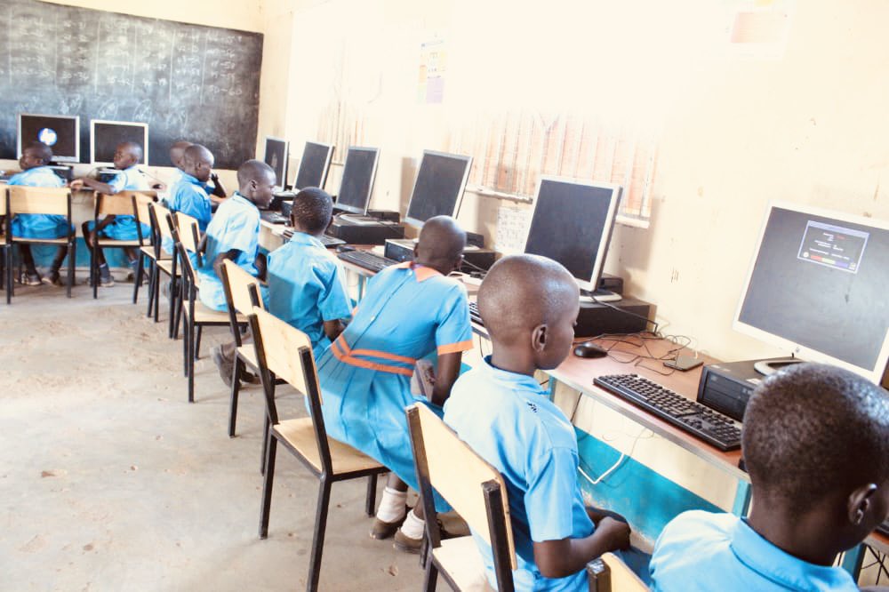 AbabuNamwamba's tweet photo. With Slovakian Ambassador Katarina Zuffa we unveiled school digital hubs in 7 schools across Bunyala, Busia County supported by SlovakAid. The digital space is a critical frontier that all our children in all schools must be exposed to at the earliest opportunity in learning.🇰🇪🇸🇰 https://t.co/Zm6Wi5tWeJ