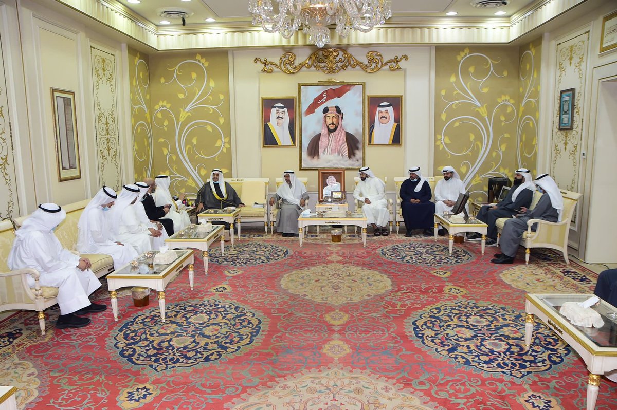 Dumeathaa's tweet photo. تشرفنا أبناء المرحوم عقله الدميثه العنزي بزيارة والدنا سمو الشيخ ناصر المحمد الصباح حفظه الله للسلام على سموه ومعبرين له عن مشاعر الحب والاخلاص وكما عهدنا من سموه وهو صاحب القلب الكبير استقبال الأب لأبناءه سائلين المولى عز وجل ان يديم عليه نعمه الص��ة والعافية https://t.co/0IP435DISw