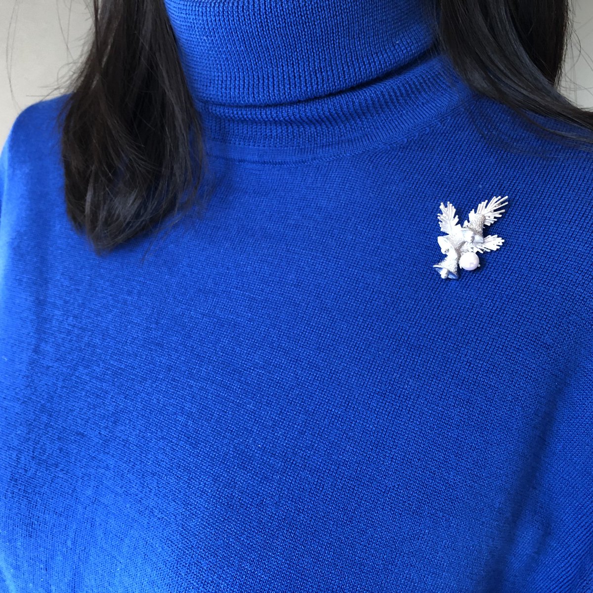 mrny317805's tweet photo. クリスマスモチーフのピンブローチが新入荷しました✨✨
コートやジャケットの襟元、セーターなどに合わせて、ワンランク上のファッションが楽しめるアイテムとなっています💎
大切な方へのクリスマスプレゼントとしてもぴったりです❣️
#東京おみやげ堂
#クリスマス 

https://t.co/LXLnYUXnb3 https://t.co/KhMrm1RXh6