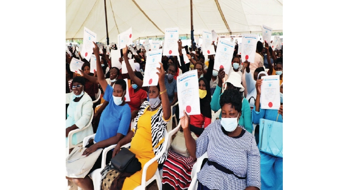 smile_dube's tweet photo. 855 scholarship beneficiaries of the partnership between @ZimFirstLady’s @angelofhopezw and #ZimbabweOpenUniversity proudly display their certificates during a graduation ceremony in Epworth yesterday @CNNIwomen @ZBCNewsonline @UN_Women https://t.co/GQN2H2Z8FH