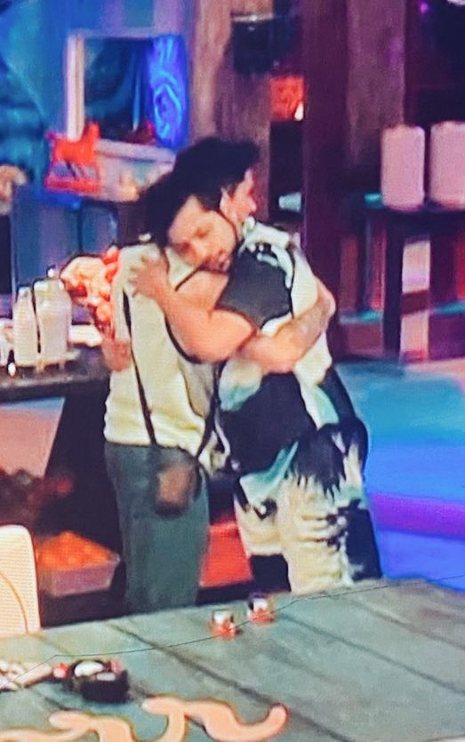 ayaanist's tweet photo. Jaate Nahi Kahin Rishte Purane
Kisi Naye Ke Aa Jaane Se🥺🥺

#Pranish hug those geele shikhbe already cause our heart cant take it anymore 💔💔💔

#PratikSehajpal #BiggBoss15 #NishantBhatt https://t.co/4sKC2Po4TH