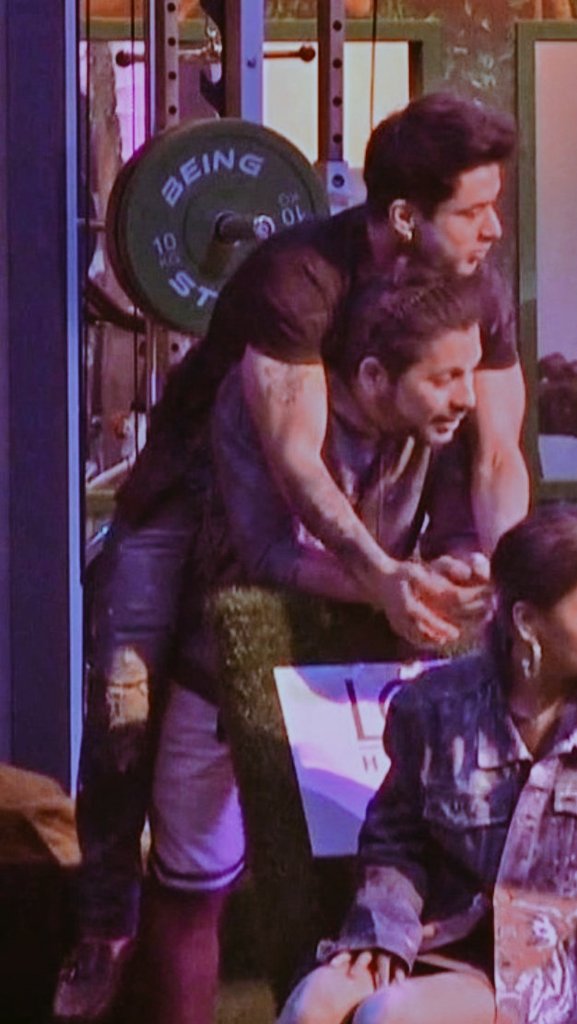 ayaanist's tweet photo. Jaate Nahi Kahin Rishte Purane
Kisi Naye Ke Aa Jaane Se🥺🥺

#Pranish hug those geele shikhbe already cause our heart cant take it anymore 💔💔💔

#PratikSehajpal #BiggBoss15 #NishantBhatt https://t.co/4sKC2Po4TH