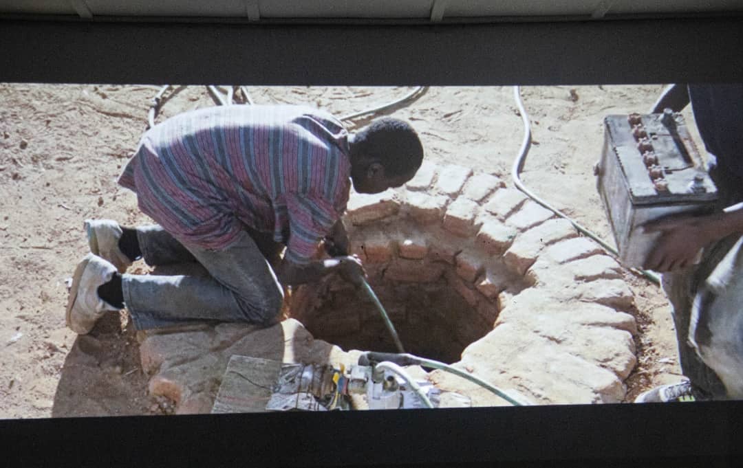 Uhuruknowledge's tweet photo. Il se base sur l'histoire vraie d'un ingénieux adolescent malawite, William Kamkwamba, qui a construit une éolienne pour sauver sa famille et son village de la sécheresse et de la famine, au début des années 2000 et avec les moyens du bord.
#UhuruKnowledge #Culture #Cinéma #Congo https://t.co/VaBovc4lC0
