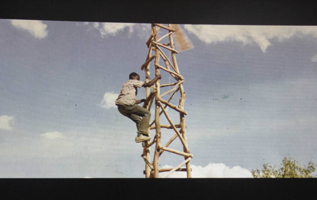 Uhuruknowledge's tweet photo. Il se base sur l'histoire vraie d'un ingénieux adolescent malawite, William Kamkwamba, qui a construit une éolienne pour sauver sa famille et son village de la sécheresse et de la famine, au début des années 2000 et avec les moyens du bord.
#UhuruKnowledge #Culture #Cinéma #Congo https://t.co/VaBovc4lC0