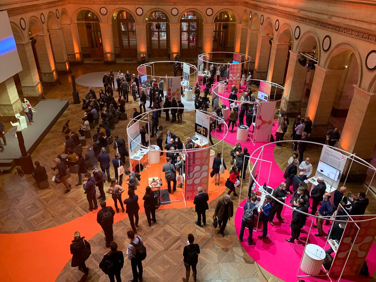 CNRS's tweet photo. #CNRSinnovation 💡 | Le @CNRS organise aujourd'hui (30/11) le showroom #LabCom au palais Brongniart à Paris.
Venez découvrir les résultats des recherches de laboratoires communs, menées par le CNRS et ses partenaires académiques avec des entreprises.

➡️ https://t.co/Dx4ujsc8Zu https://t.co/P8MCyAZQeI