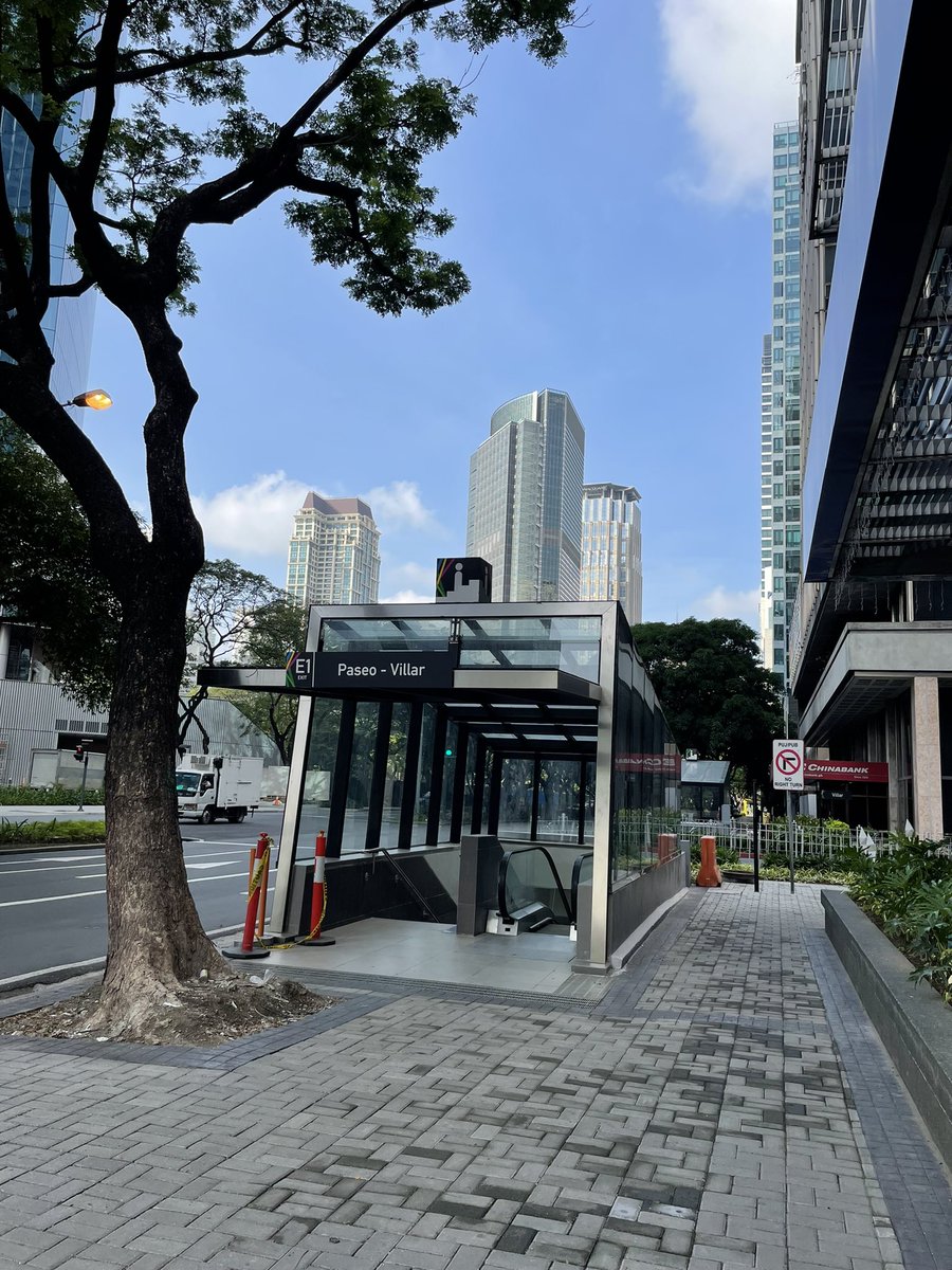 RunShield's tweet image. What a WRONG place to put a “NO RIGHT TURN STOP Sign ! “
You cant see it because its being covered / blocked by the     Paseo - Villar underpass structure. 
🛑 🚌 🛻 
@MMDANavigator @MMDAtweets @MakatiTraffic @MMDAtweets @AyalaCorp_1834