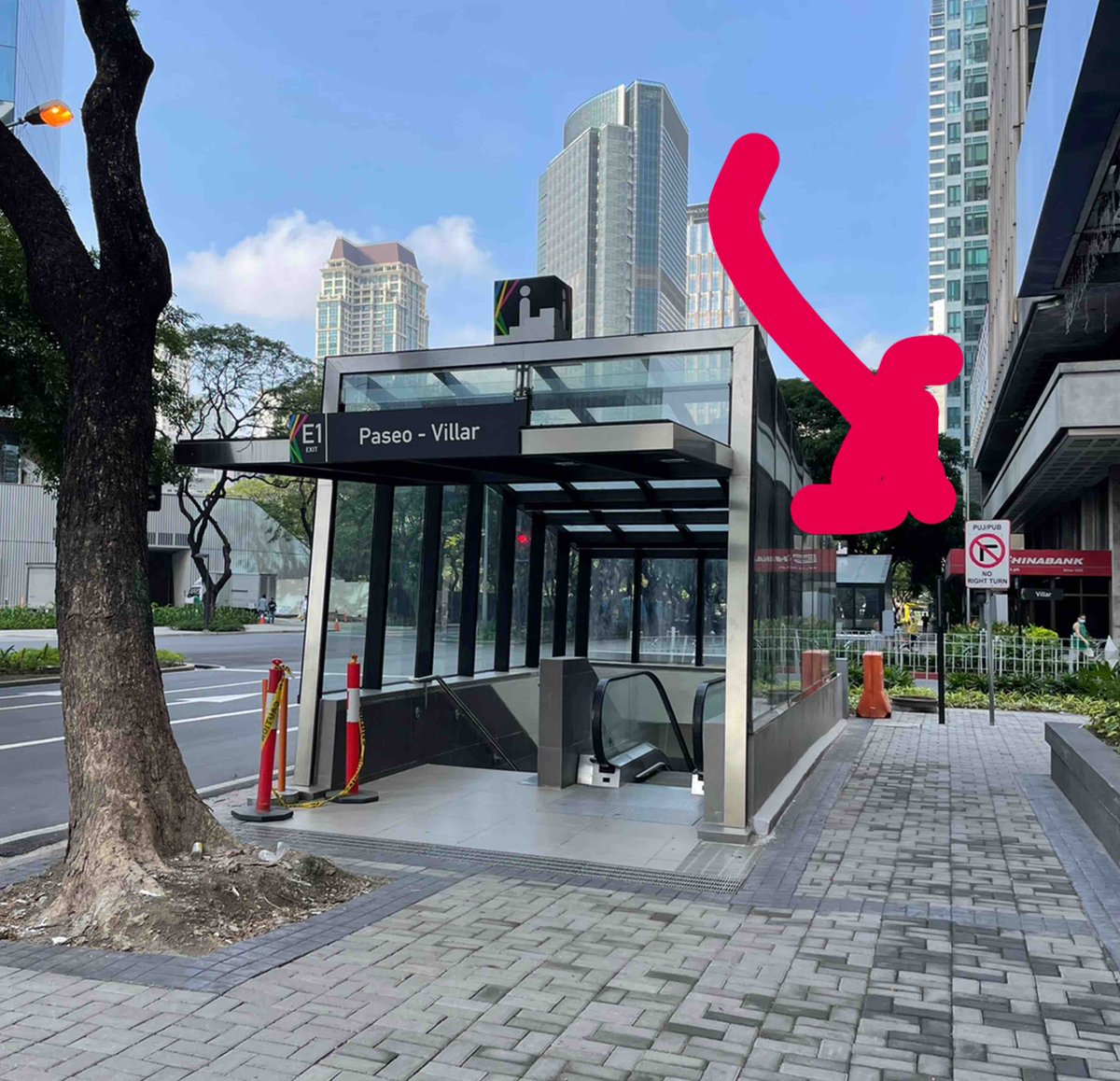 RunShield's tweet image. What a WRONG place to put a “NO RIGHT TURN STOP Sign ! “
You cant see it because its being covered / blocked by the     Paseo - Villar underpass structure. 
🛑 🚌 🛻 
@MMDANavigator @MMDAtweets @MakatiTraffic @MMDAtweets @AyalaCorp_1834
