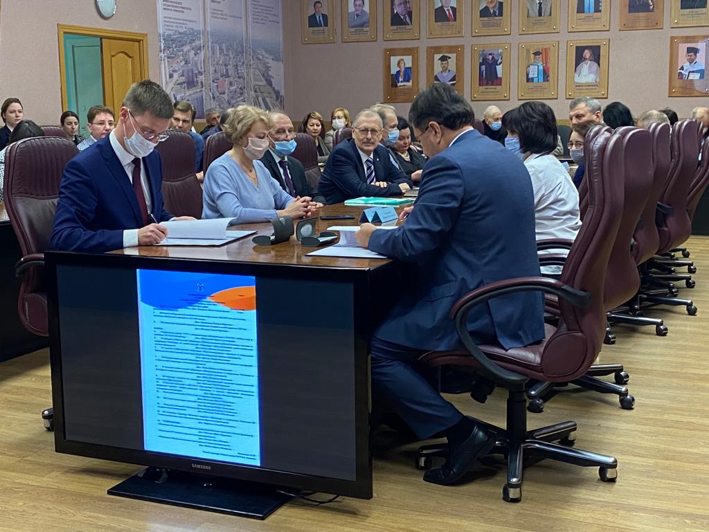 30 ноября 2021 года на Ученом совете Ульяновского государственного университета было подписано Соглашение о создании научно-образовательного  центра «Избирательное право и процесс» ректором УлГУ Борисом Костишко и Председателем УлГИК Вадимом Андреевым.