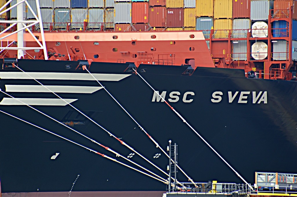 TheSuffolkMan's tweet photo. #MSCSVEVA #Felixstowe #Port #Suffolk @RetiredDockers @ShippingMag @shipsphotos https://t.co/xlChLQ61Yp