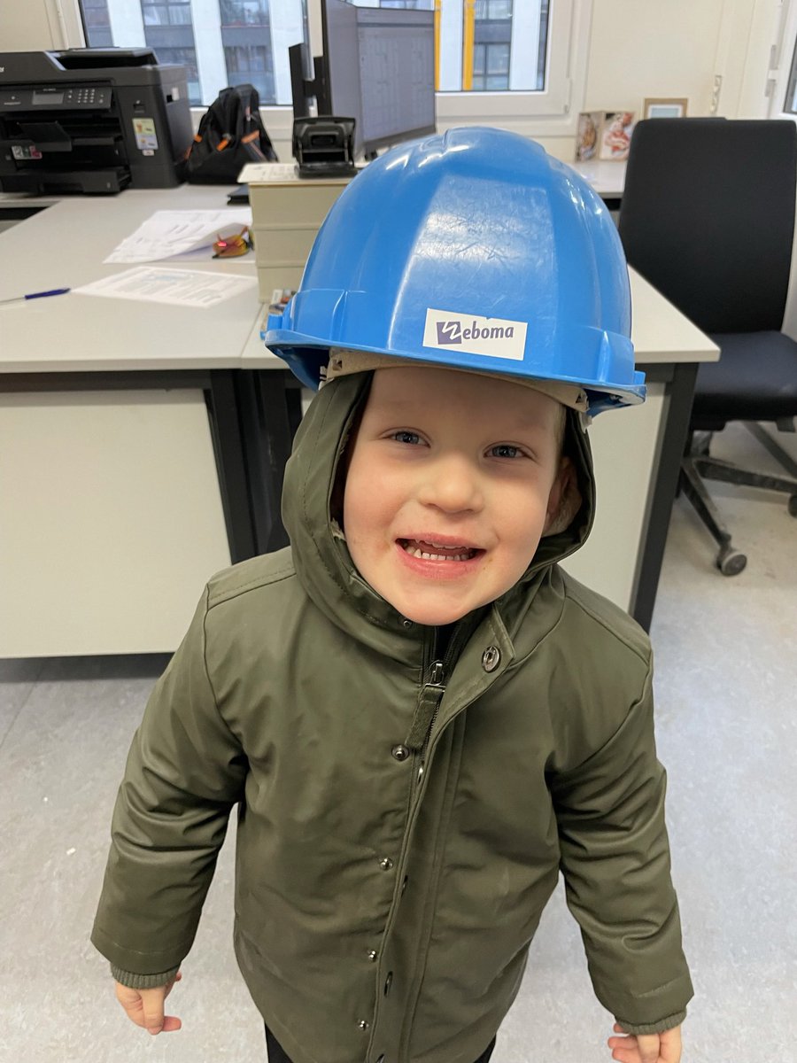 Patrickvdstok's tweet photo. Vandaag de de volgende generatie op de bouw kijken bij papa @Weboma https://t.co/QMzXwPX1KI