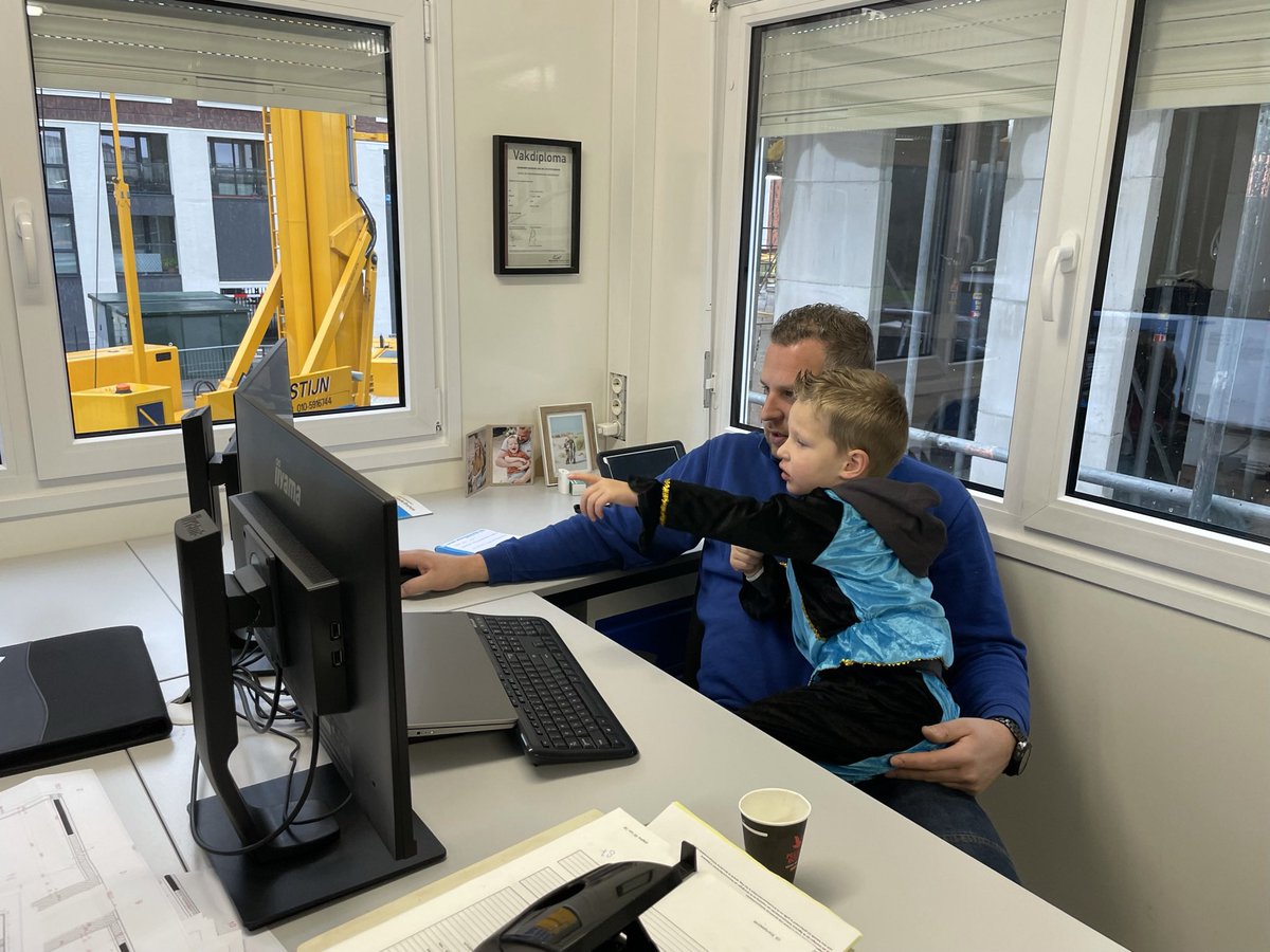 Patrickvdstok's tweet photo. Vandaag de de volgende generatie op de bouw kijken bij papa @Weboma https://t.co/QMzXwPX1KI