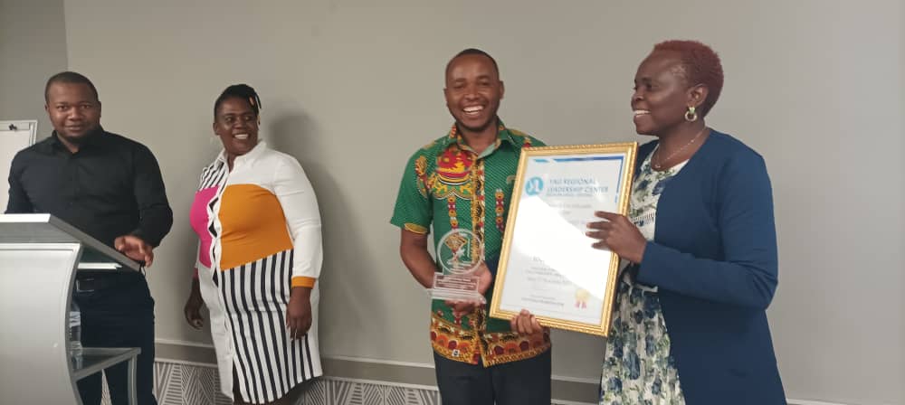 solomonmutasa's tweet photo. Fellow African Youths Leaders.
I feel empowered 2 eradicate poverty and hunger towardsSDGs
One Day b rembered as generational leaders tht selflessly worked 2 improve lives of marginalised communities
Taks a village to change world! @YALI_SAfrica @yali @YALINetwork @UNLEASHlab https://t.co/8WoV50kvE4
