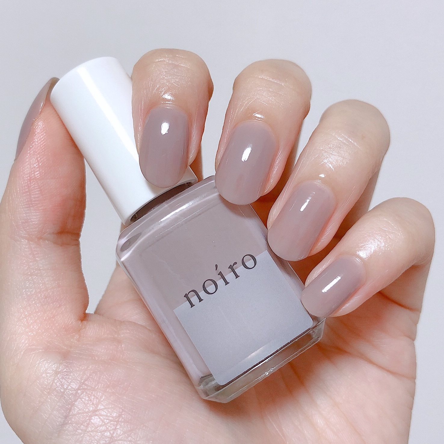 おいも Noiroのオフィス向けネイルでおすすめの2色 S004 Melancholic Taupe パープル寄りの透明感グレージュ ザッと塗ってもムラにならないの凄い S005 Raspberry Cocoa 何回推しても推し足りないくすみピンク 肌がめちゃくちゃ綺麗に見える