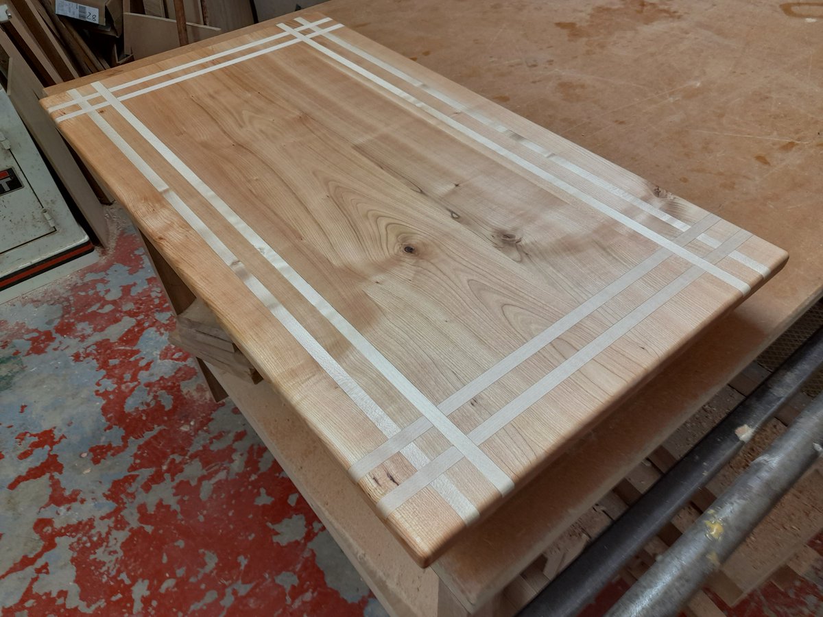UniqueworksLtd's tweet photo. Beautiful 'pink' cherry wood with a pale sycamore inlay - this is the piece Jake's working on this morning. It's the lid for a decorative chest, with Jake going freestyle with his own design. More pics when it's finished :) 🍒
#handmadefurniture #furnituredesign #lovewood #crafts https://t.co/EyGLQ5yMui