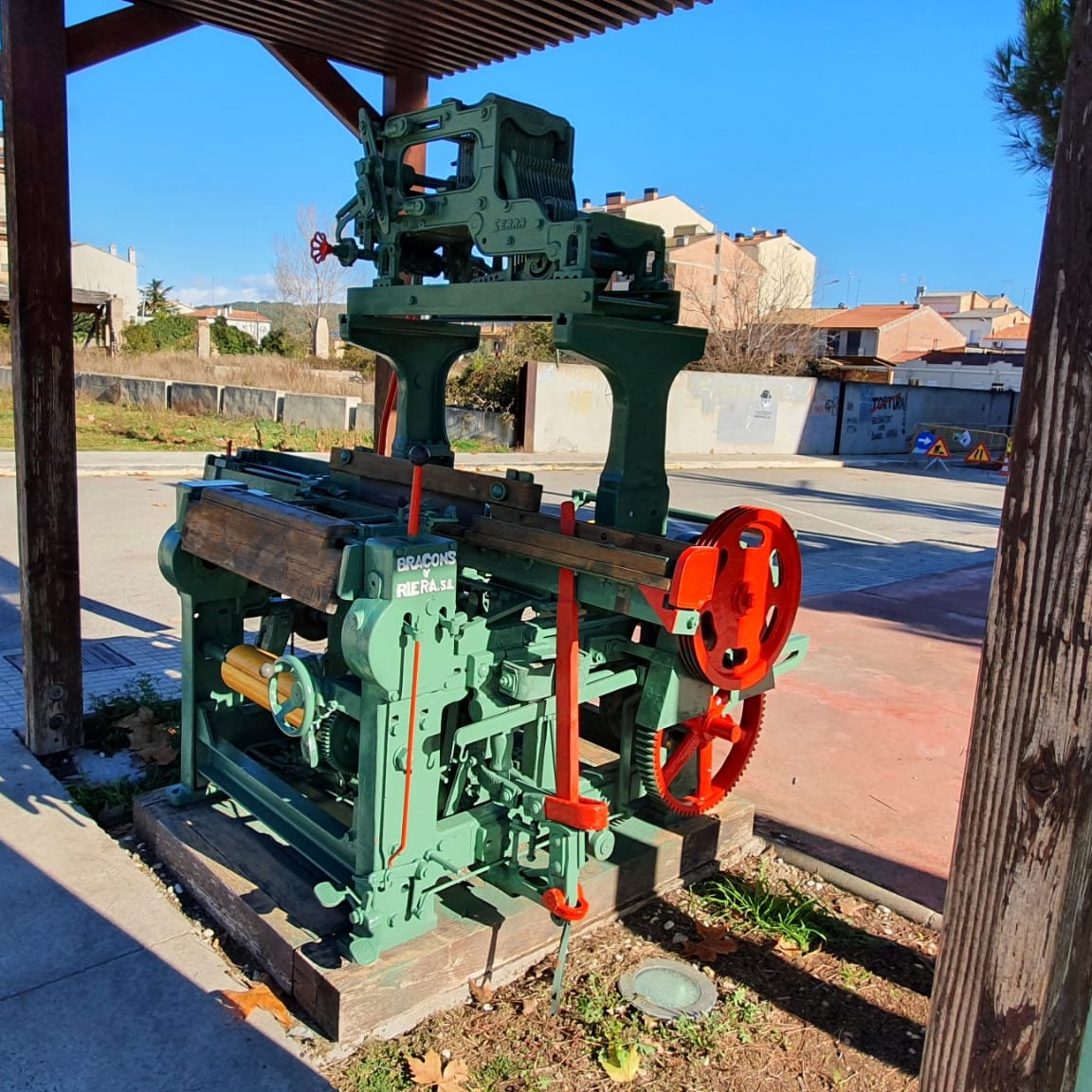 AjuntamentNavas's tweet photo. REPINTAT DE DOS DELS MONUMENTS MÉS INCÒNICS DE NAVÀS
Aquests dies s'ha dut a terme una actuació de restauració de dos dels monuments més icònics de Navàs: la màquina de tren, que recorda el passat ferroviari, i el teler, que homentja la indústria tèxtil del nostre municipi. https://t.co/KOk1EObOo5