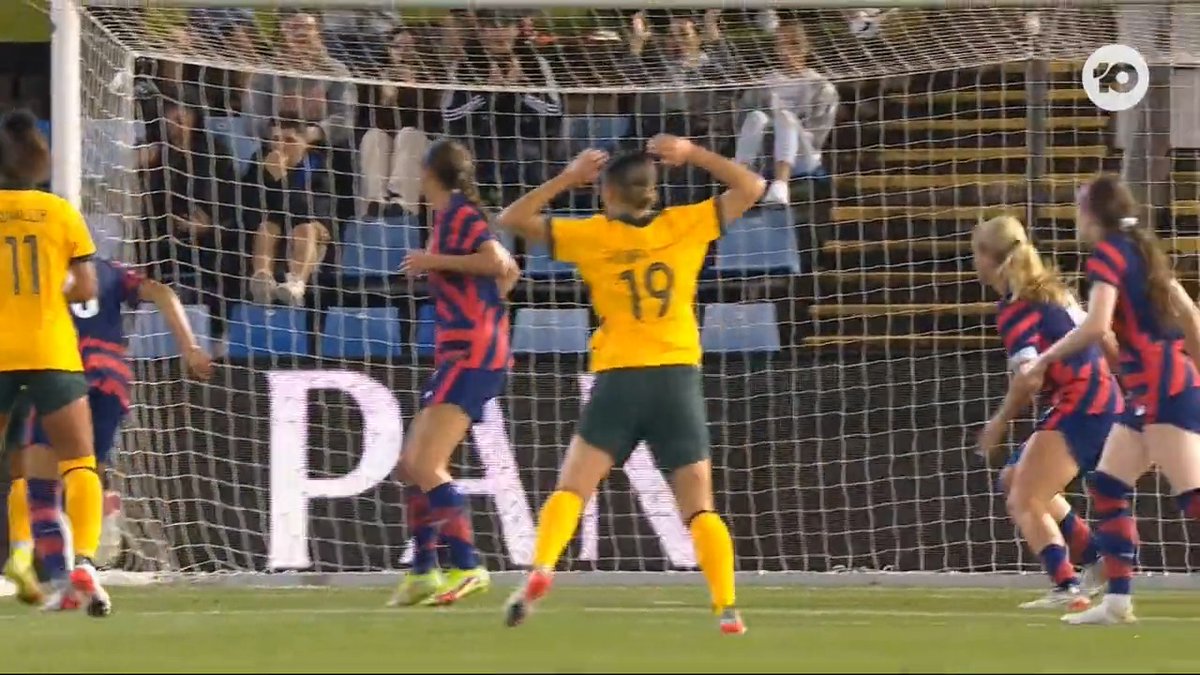 .@kyracooneyx goes centimetres away from scoring a stunner! 😨

🎥: @10footballau

#AUSvUSA #WeAreMatildas